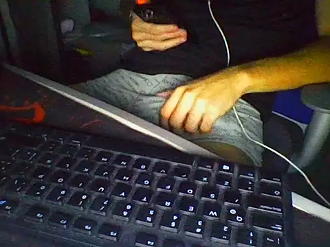 Snapshot of AlbertoRuiz086 chatting on 10/14/25, 06:36 AlbertoRuiz086 online show from 10/14/25, 06:36