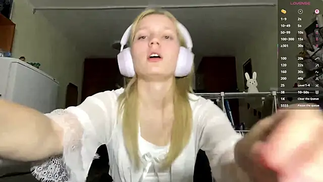 xX Looola Xx online show from 10/27/25, 03:05