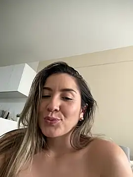 Snapshot of Mariana_gom chatting on 07/06/26, 03:03 Mariana gom online show from 07/06/26, 03:03