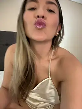 Snapshot of Mariana_gom chatting on 07/08/26, 02:21 Mariana gom online show from 07/08/26, 02:21
