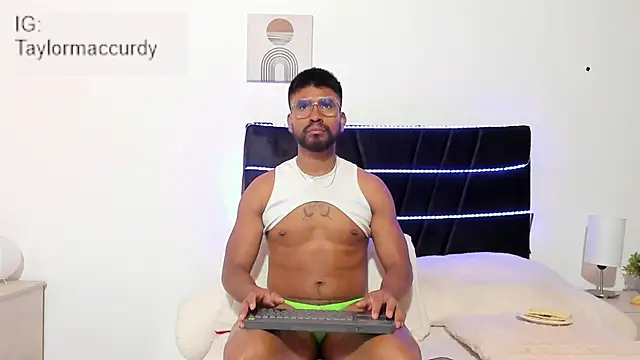 Taylormaccurdy  online show from 11/21/25, 02:49