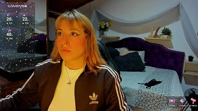 sophialyh 1 online show from 10/20/25, 12:49