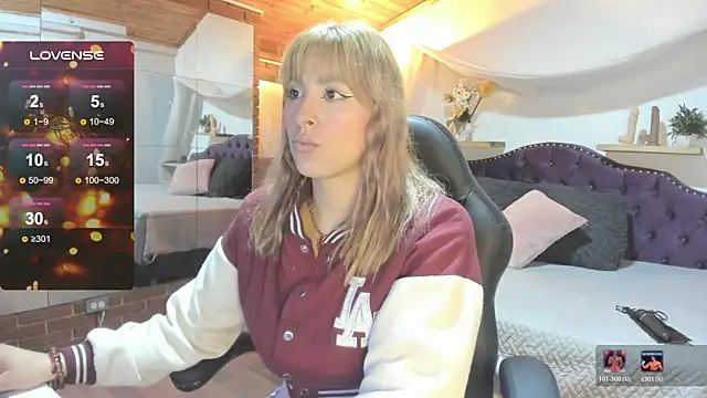 sophialyh 1 online show from 12/15/25, 12:53