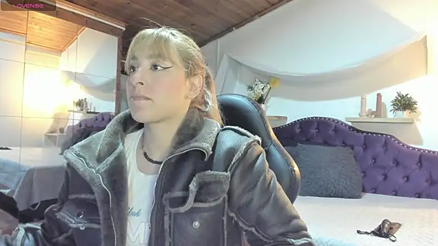 sophialyh 1 online show from 12/19/25, 12:34