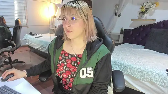 sophialyh 1 online show from 03/03/26, 12:44