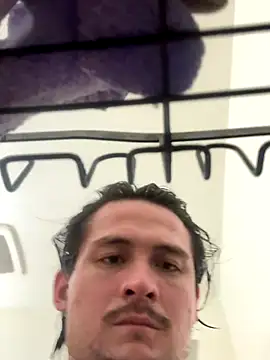 Snapshot of itsthecatchh chatting on 10/31/25, 10:55 itsthecatchh online show from 10/31/25, 10:55