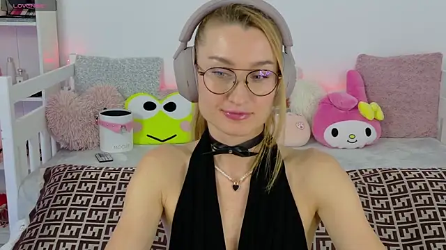 Snapshot of MysticRoxanne chatting on 11/18/25, 06:34 MysticRoxanne online show from 11/18/25, 06:34