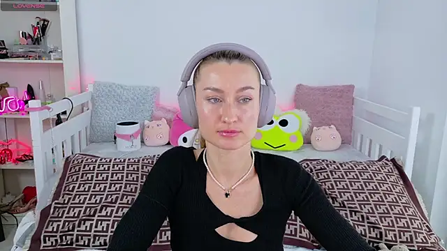 Snapshot of MysticRoxanne chatting on 11/20/25, 08:36 MysticRoxanne online show from 11/20/25, 08:36