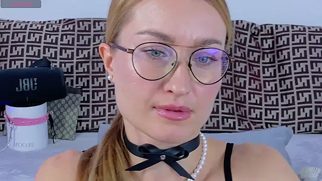 Snapshot of MysticRoxanne chatting on 11/23/25, 03:01 MysticRoxanne online show from 11/23/25, 03:01