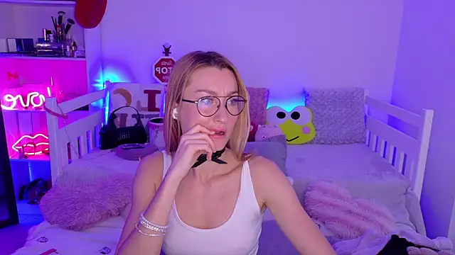 Snapshot of MysticRoxanne chatting on 12/03/25, 07:27 MysticRoxanne online show from 12/03/25, 07:27