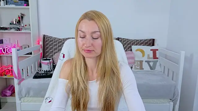 Snapshot of MysticRoxanne chatting on 12/21/25, 10:44 MysticRoxanne online show from 12/21/25, 10:44