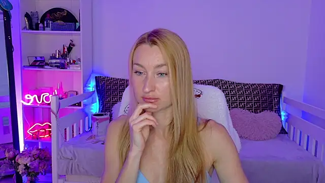 Snapshot of MysticRoxanne chatting on 12/23/25, 06:55 MysticRoxanne online show from 12/23/25, 06:55