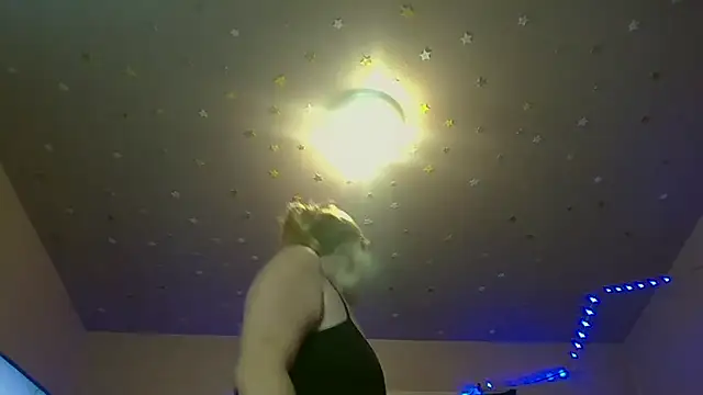 Snapshot of Queen2454 chatting on 10/26/25, 10:58 Queen2454 online show from 10/26/25, 10:58