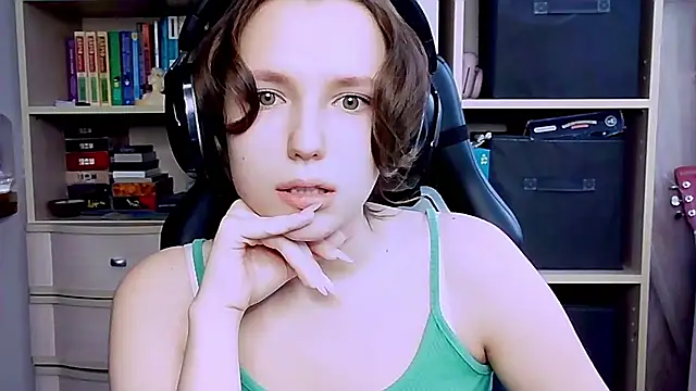 Snapshot of Diana-back chatting on 10/11/25, 07:51 Diana-back online show from 10/11/25, 07:51