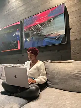 tia   fox online show from 11/08/25, 10:15