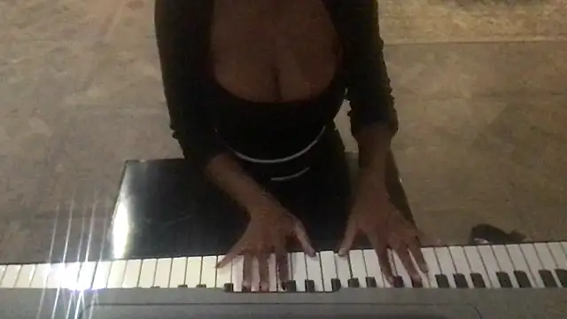 tia   fox online show from 11/27/25, 09:33