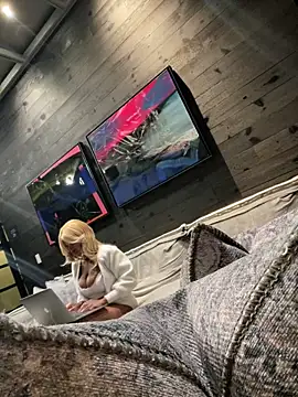 tia   fox online show from 02/21/26, 06:58