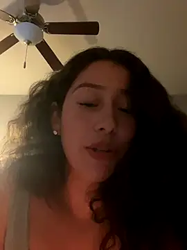 Snapshot of wettt188 chatting on 10/18/25, 09:21 wettt188 online show from 10/18/25, 09:21