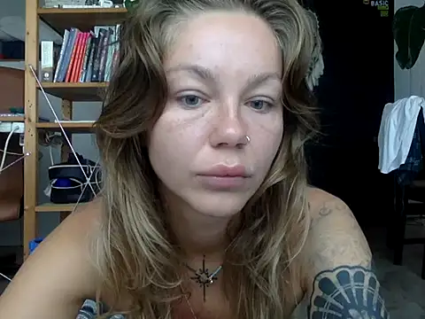 Snapshot of MiraLuna chatting on 09/30/25, 07:57 MiraLuna online show from 09/30/25, 07:57