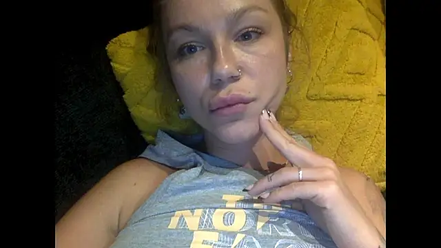 Snapshot of MiraLuna chatting on 10/13/25, 09:04 MiraLuna online show from 10/13/25, 09:04