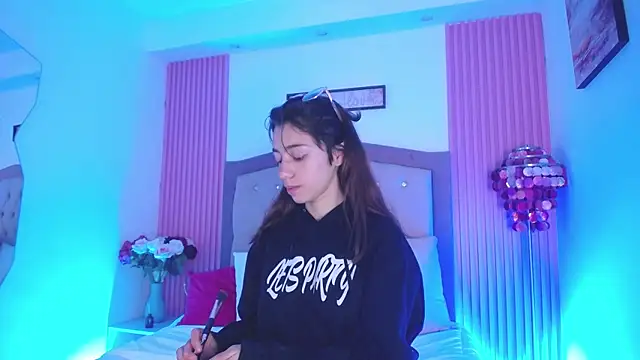 MarinetteLux online show from 04/16/26, 08:09