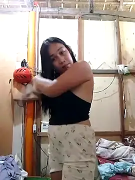 Snapshot of luna_light23 chatting on 10/24/25, 06:21 luna light23 online show from 10/24/25, 06:21