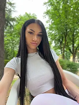 Snapshot of ilariea_girl chatting on 05/08/26, 03:39 ilariea girl online show from 05/08/26, 03:39