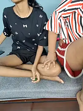 Unique girls90 online show from 04/15/26, 12:34