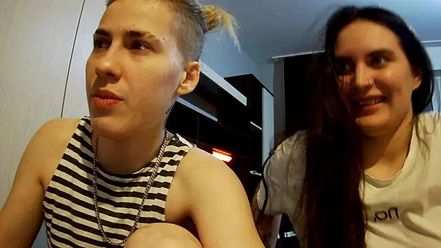 Snapshot of Mary_12 chatting on 10/16/25, 11:39 Mary 12 online show from 10/16/25, 11:39