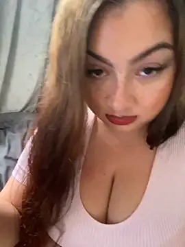Snapshot of MadelineLeah chatting on 06/15/26, 06:43 MadelineLeah online show from 06/15/26, 06:43