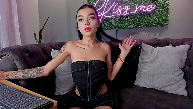 Snapshot of scarlettvelvet_ chatting on 10/10/25, 03:11 scarlettvelvet  online show from 10/10/25, 03:11