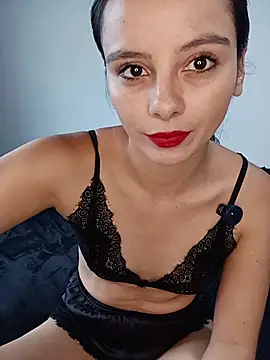 Snapshot of SaraMistick chatting on 11/12/25, 12:27 SaraMistick online show from 11/12/25, 12:27