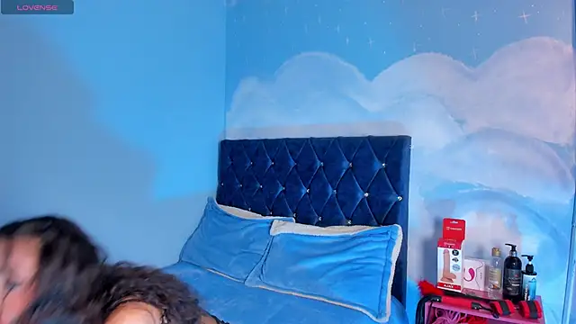 laylaa fox online show from 10/07/25, 07:00