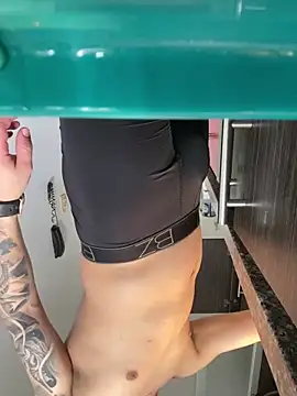 Snapshot of jeff2995_ chatting on 10/04/25, 06:28 jeff2995  online show from 10/04/25, 06:28