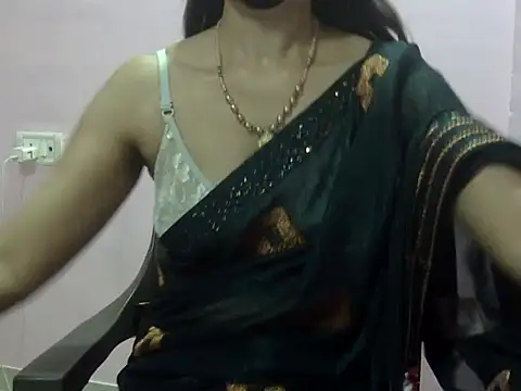 Snapshot of Laila_Cute chatting on 04/14/26, 04:13 Laila Cute online show from 04/14/26, 04:13
