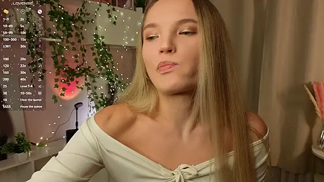 JulieLupo online show from 11/14/25, 06:12