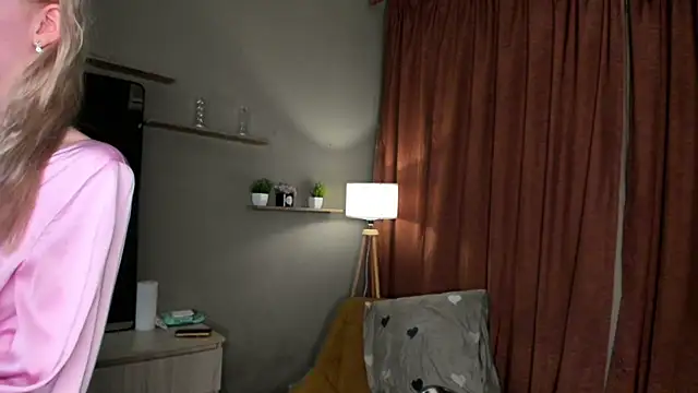 Snapshot of PocketDollX chatting on 06/14/26, 04:42 PocketDollX online show from 06/14/26, 04:42