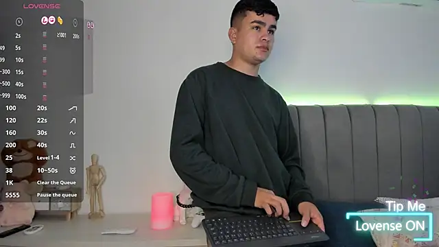 Snapshot of JARETHH chatting on 10/17/25, 11:35 JARETHH online show from 10/17/25, 11:35