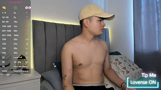 Snapshot of JARETHH chatting on 10/24/25, 01:40 JARETHH online show from 10/24/25, 01:40