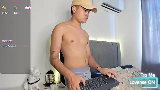 Snapshot of JARETHH chatting on 11/26/25, 01:45 JARETHH online show from 11/26/25, 01:45