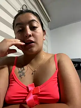 Snapshot of itsgianna chatting on 10/22/25, 02:12 itsgianna online show from 10/22/25, 02:12