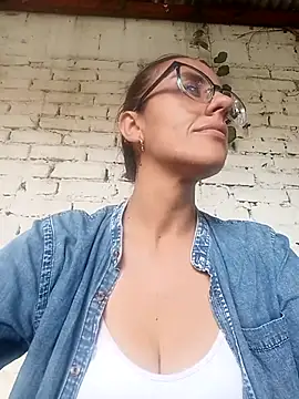 Snapshot of Jade_1-9 chatting on 10/31/25, 03:13 Jade 1-9 online show from 10/31/25, 03:13