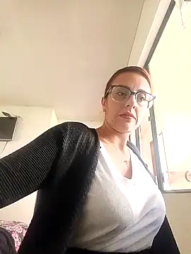 Snapshot of Jade_1-9 chatting on 11/28/25, 02:31 Jade 1-9 online show from 11/28/25, 02:31