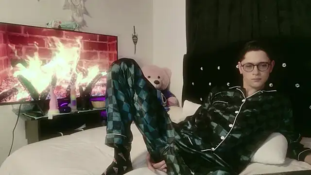 Tyler cat online show from 10/26/25, 10:21