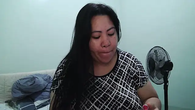 Snapshot of TeaseNPlease_13 chatting on 12/18/25, 03:40 TeaseNPlease 13 online show from 12/18/25, 03:40