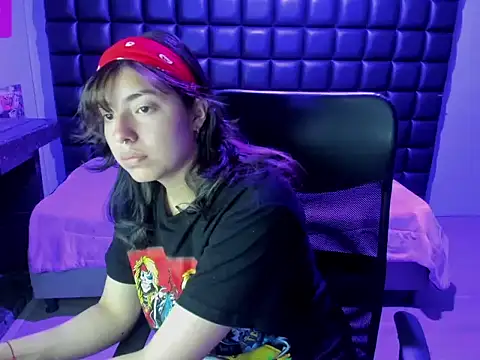 Snapshot of Violetta_Swett_ chatting on 12/15/25, 11:25 Violetta Swett online show from 12/15/25, 11:25