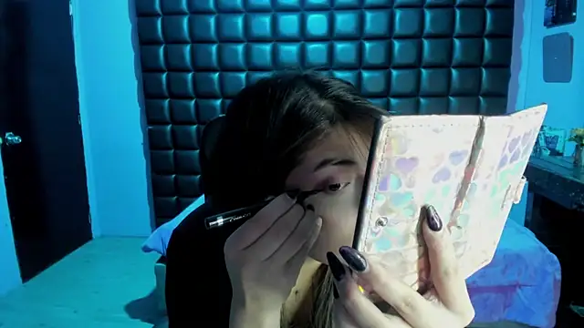 Snapshot of Violetta_Swett_ chatting on 12/19/25, 11:50 Violetta Swett online show from 12/19/25, 11:50