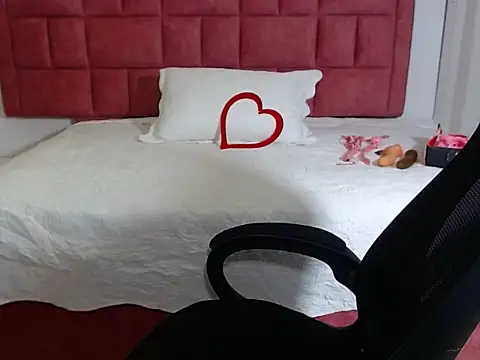 Snapshot of sweetsubmisaxox chatting on 10/20/25, 02:28 sweetsubmisaxox online show from 10/20/25, 02:28