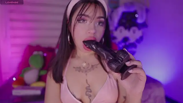 Snapshot of emma_soffia chatting on 10/07/25, 07:44 emma soffia online show from 10/07/25, 07:44