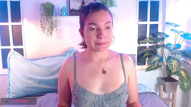 Snapshot of Viollet_C chatting on 10/12/25, 01:37 Viollet C online show from 10/12/25, 01:37